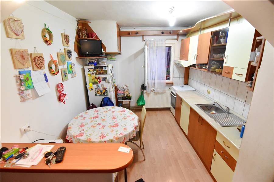 Apartament 2 camere decomandat,Racadau bloc cu lift, 2 locuri de parcare,partial mobilat